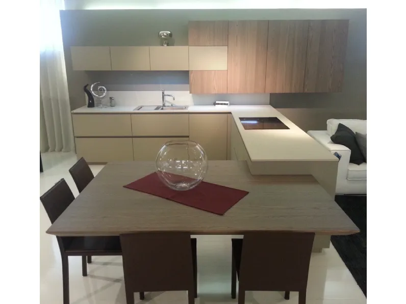 Cucina di design Logica laccato goffrato sabbia e rovere biscotto, penisola legno scontata 50%