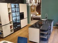 Cucina moderna ad isola Dibiesse con finitura grigia a 9500.