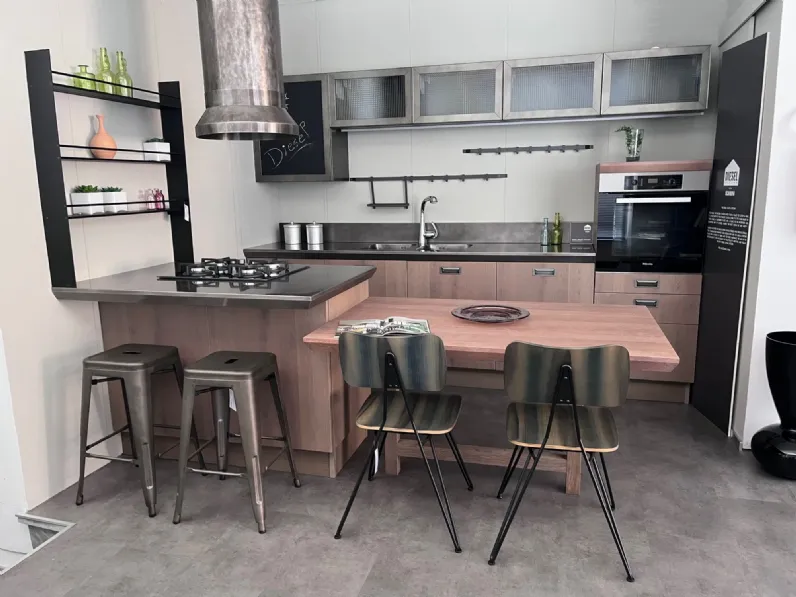 Cucina con penisola in legno a prezzo scontato 45%
