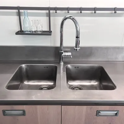 Cucina con penisola in legno a prezzo scontato 45%