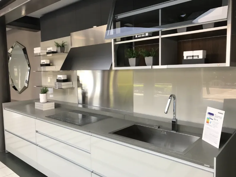 Cucina Ernestomeda design lineare grigio in vetro Icon air