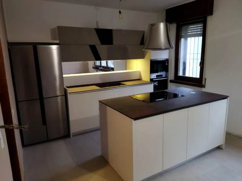 Cucina con isola in laccata opaco bianca Flay a prezzo ribassato