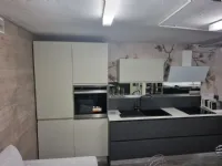 Cucina lineare in laminato materico grigia Zenir a prezzo ribassato