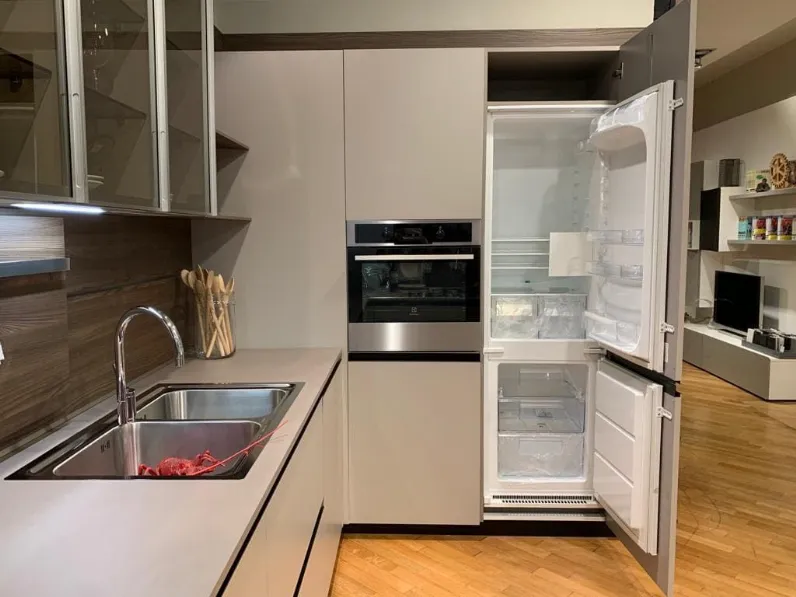 Cucina Euromobil design con penisola tortora in laccata Lain pro
