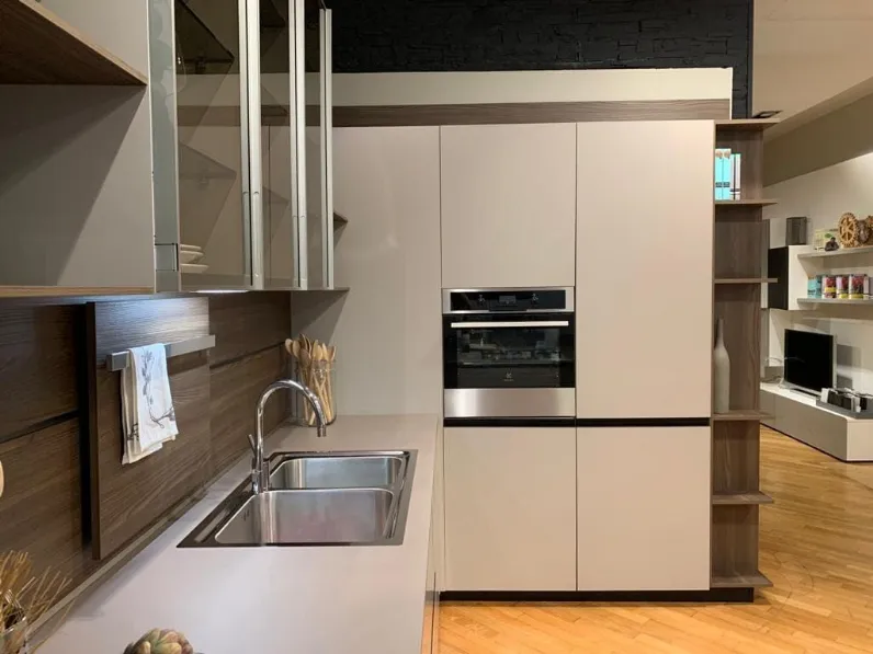 Cucina Euromobil design con penisola tortora in laccata Lain pro