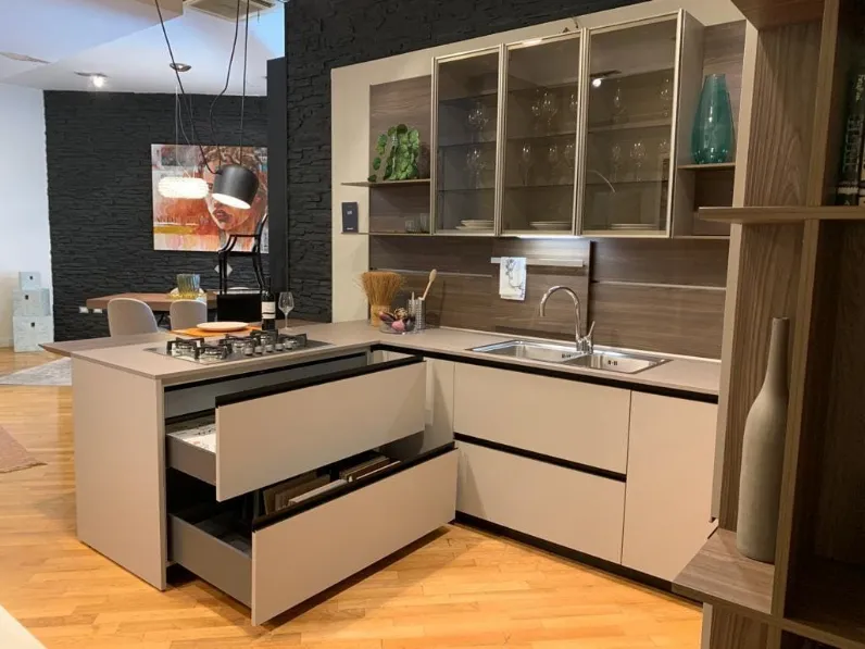 Cucina Euromobil design con penisola tortora in laccata Lain pro
