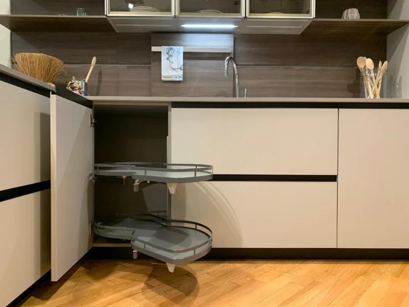 Cucina Euromobil design con penisola tortora in laccata Lain pro