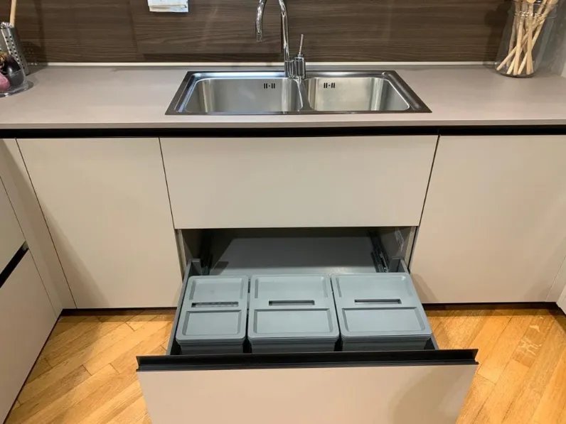 Cucina Euromobil design con penisola tortora in laccata Lain pro