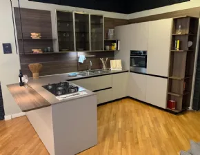 Cucina Euromobil design con penisola tortora in laccata Lain pro