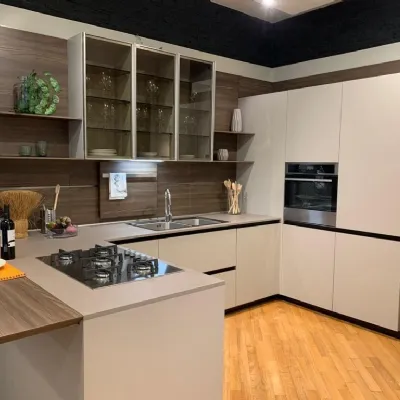 Cucina Euromobil design con penisola tortora in laccata Lain pro