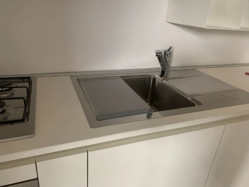 Cucina Euromobil moderna ad angolo bianca in polimerico lucido Filoescape
