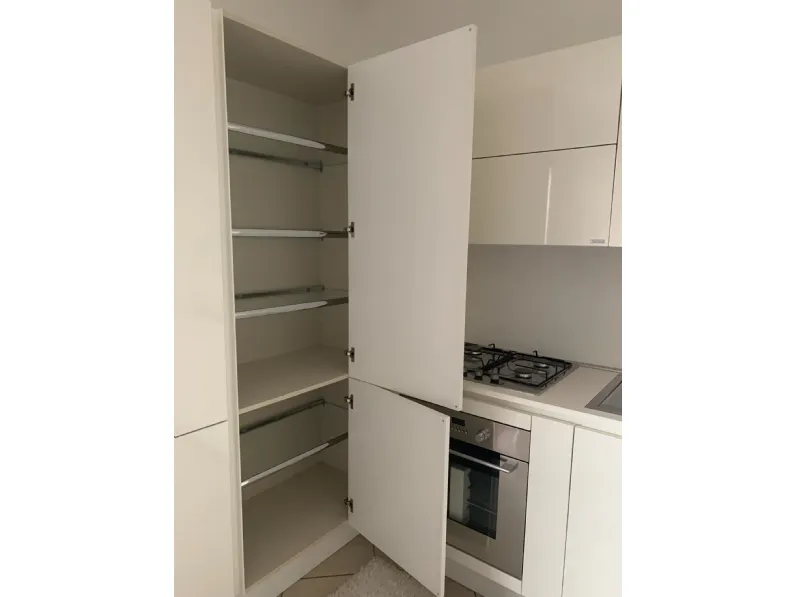 Cucina Euromobil moderna ad angolo bianca in polimerico lucido Filoescape