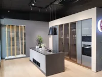 Cucina con isola in vetro a prezzo scontato 50%