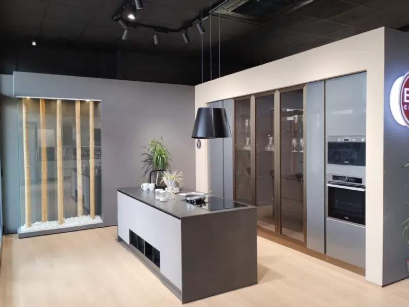 Cucina con isola in vetro a prezzo scontato 50%