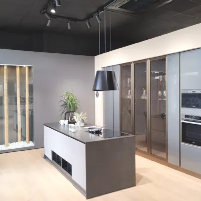 Cucina con isola in vetro a prezzo scontato 50%