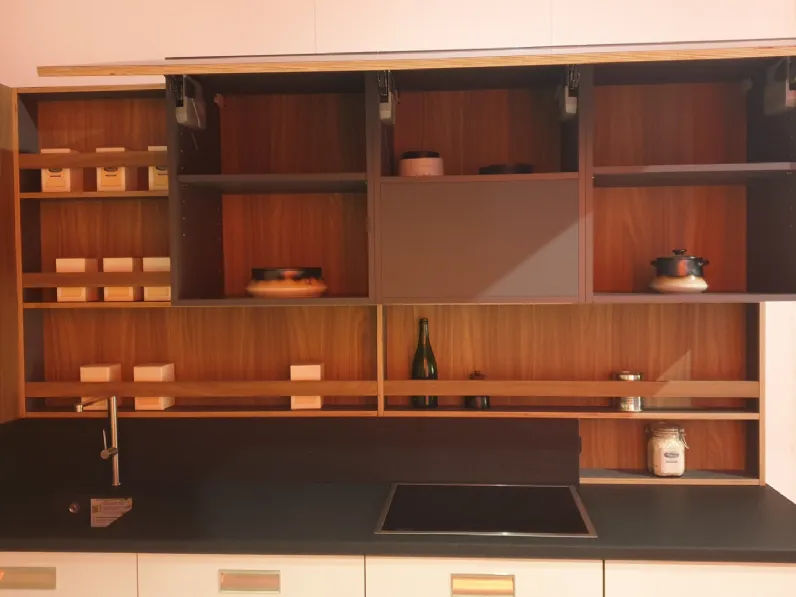 Cucina Falegnameria italiana moderna ad angolo noce in laminato materico Milano 