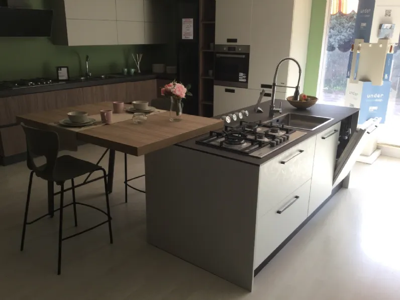 Cucina a prezzo ribassato con isola design Ice Febal