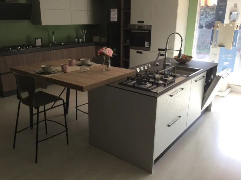 Cucina a prezzo ribassato con isola design Ice Febal