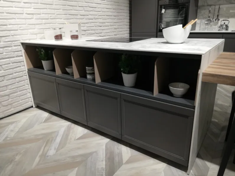 Cucina a prezzo ribassato con isola moderna Flavour neck Lube cucine