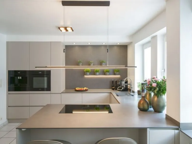 Cucina grigio moderna con penisola Colombini casa Francesca a soli 9500