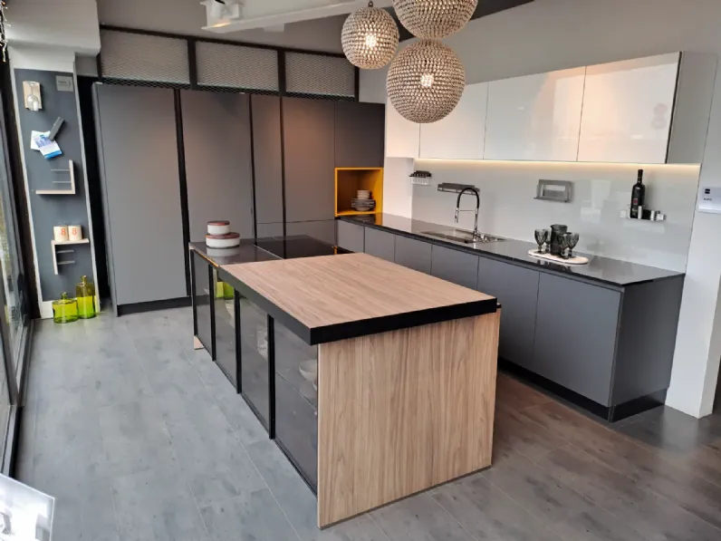 Cucina grigia moderna con isola Aleve' Stosa scontata