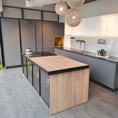Cucina grigia moderna con isola Aleve' Stosa scontata