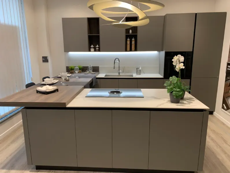 Cucina grigia moderna con isola Scavolini Mira a soli 12630 Euro