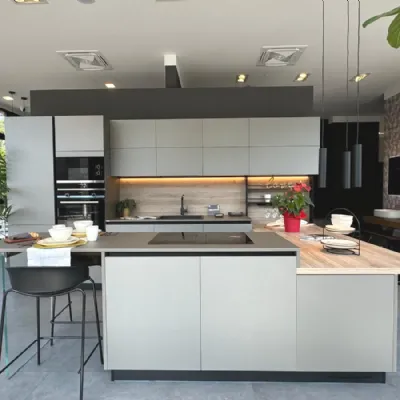 Cucina grigia moderna con penisola Scavolini Liberamente a soli 15000 Euro