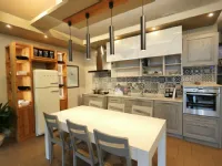 Scopri la cucina lineare Toscana in legno grigio a prezzo scontato!