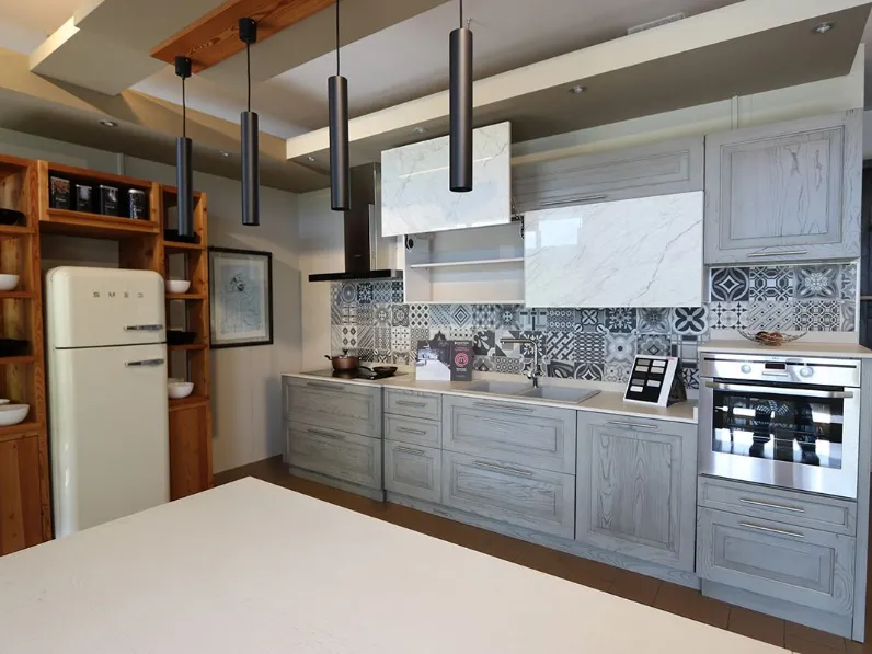 Scopri la cucina lineare Toscana in legno grigio a prezzo scontato!