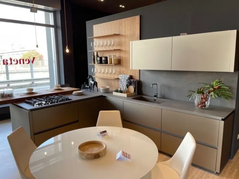 Cucina grigio design con penisola Lab vetro k3 Binova scontata