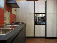 Cucina grigio moderna ad angolo Cucina moderna con colonne white gesso e black in offerta    Nuovi mondi cucine scontata