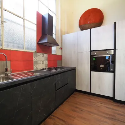 Cucina grigio moderna ad angolo Cucina moderna con colonne white gesso e black in offerta    Nuovi mondi cucine