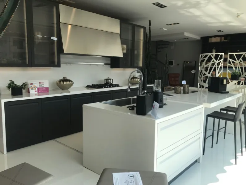 Cucina grigio moderna ad isola Carattere Scavolini in Offerta Outlet