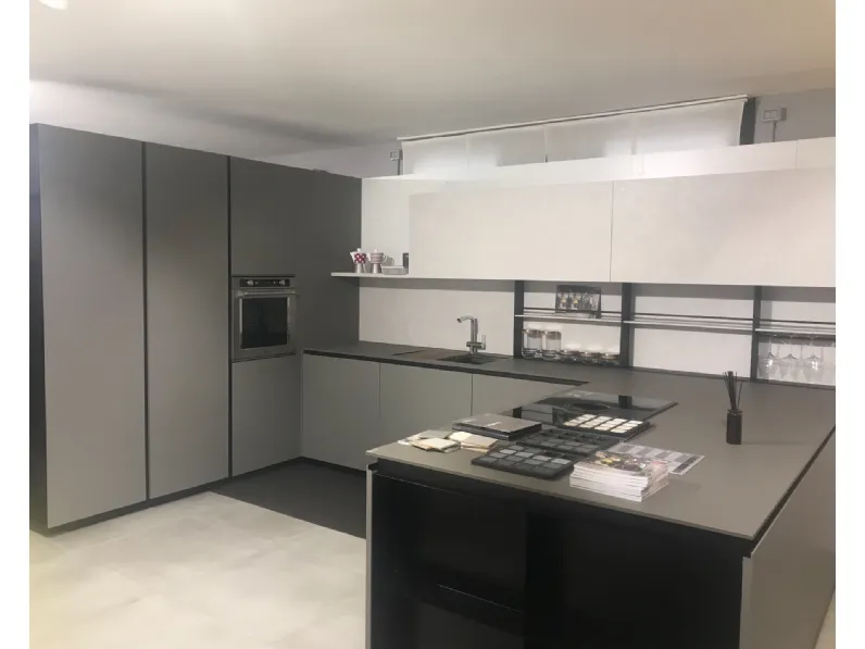 Cucina grigio moderna con penisola Ak projet Arrital cucine