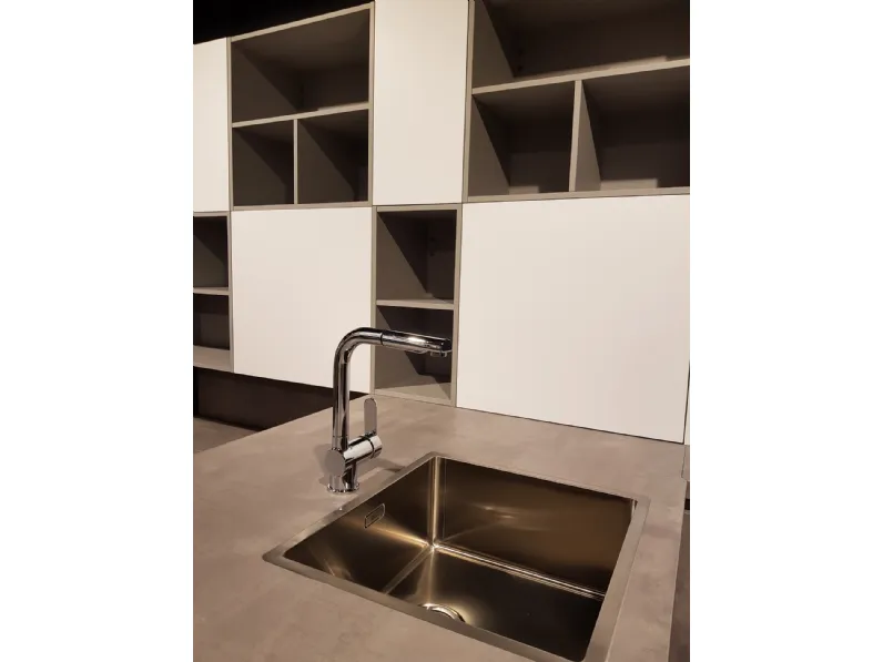 Cucina grigio moderna con penisola Comet-gl hacker Electrolux in Offerta Outlet