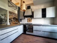 Cucina grigio moderna con penisola Ossido cemento con cappa industrial  Nuovi mondi cucine scontata