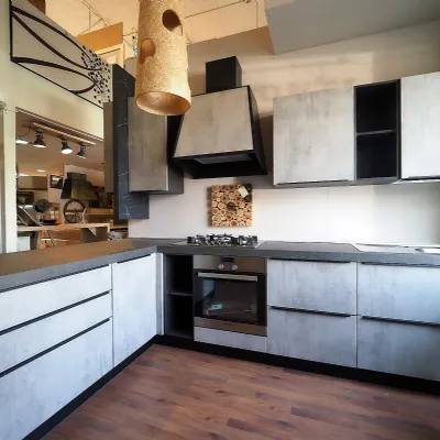 Cucina grigio moderna con penisola Ossido cemento con cappa industrial  Nuovi mondi cucine scontata