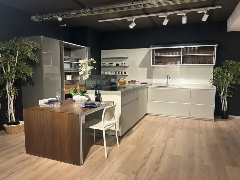 Cucina Ernestomeda design con penisola altri colori in vetro Icon air 
