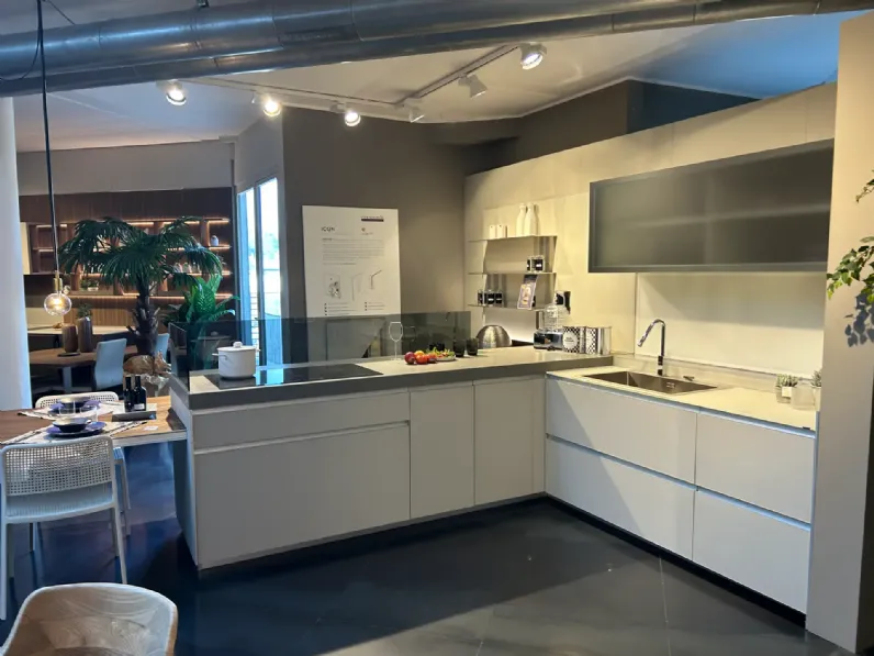 Cucina a prezzo scontato con penisola design Icon air  Ernestomeda