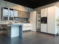 Scopri la cucina moderna Lube con penisola a 11500! Colori unici!