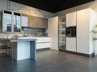 Scopri la cucina moderna Lube con penisola a 11500! Colori unici!