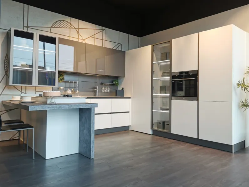 Scopri la cucina moderna Lube con penisola a 11500! Colori unici!