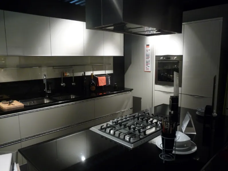 Cucina bianca moderna ad isola Idea di snaidero Snaidero scontata