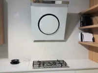 Cucina in vetro bianco e olmo chiaro lineare con 2 colonne unite da boiserie a prezzo scontato