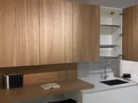 Cucina in vetro bianco e olmo chiaro lineare con 2 colonne unite da boiserie a prezzo scontato