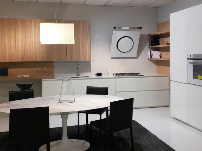 Cucina in vetro bianco e olmo chiaro lineare con 2 colonne unite da boiserie a prezzo scontato