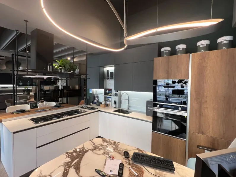 Cucina con penisola in polimerico opaco a prezzo scontato 49%