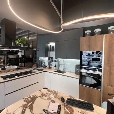 Cucina con penisola in polimerico opaco a prezzo scontato 49%