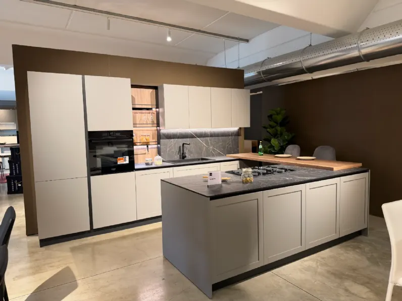 Cucina grigia moderna con isola Infinity quadra Stosa scontata